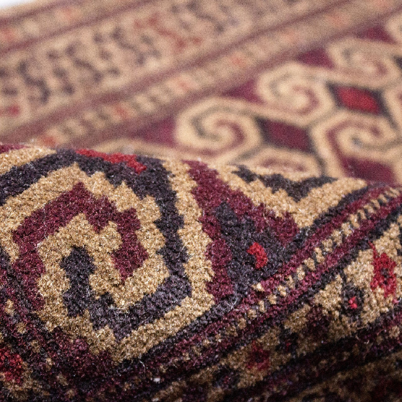 فرش دستبافت قدیمی یک متری طرح ترکمن کد 7153