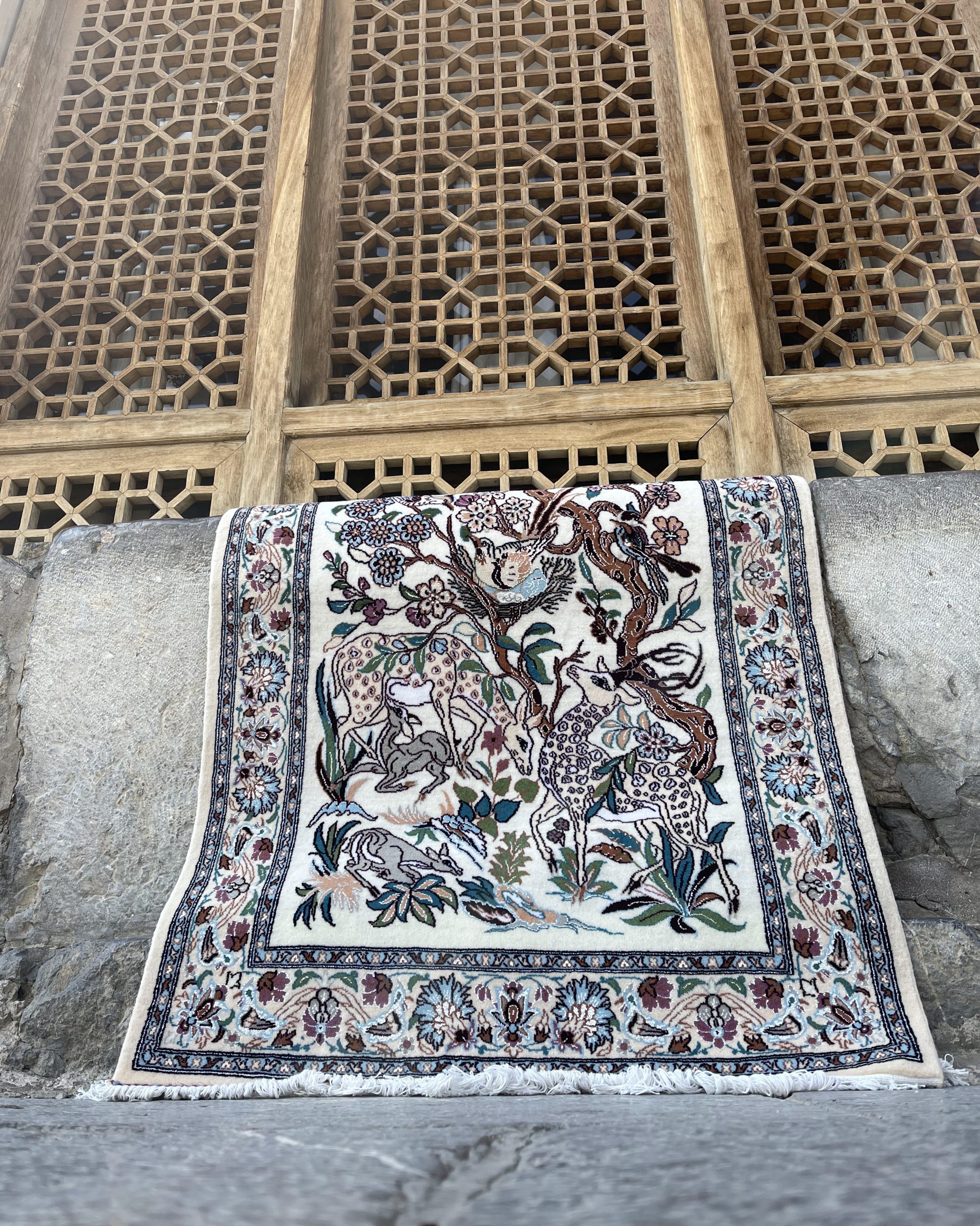 فرش دستبافت یک متری طرح شکارگاهی بیات